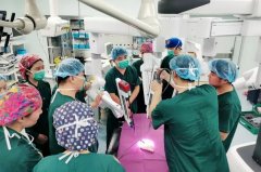 徐醫附院引進全球最新第四代達芬奇手術機器人實施首例手術
