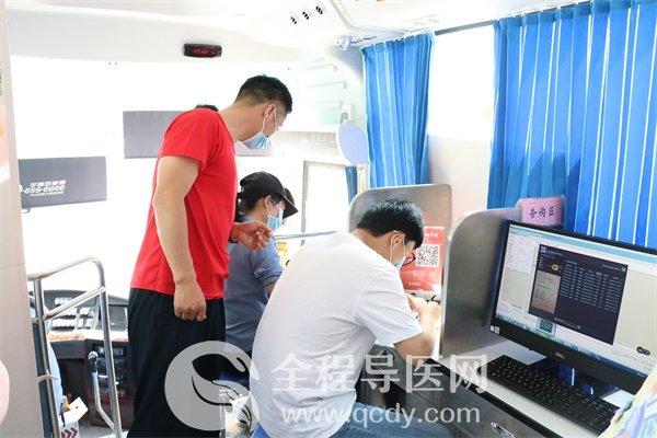 獻血車開進君庭湖畔 愛心居民拼團獻血—徐州無償獻血宣傳月活動