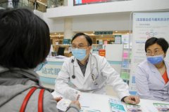 世界關(guān)節(jié)炎日 徐州市一院風(fēng)濕免疫科專家團(tuán)隊舉行愛心義診